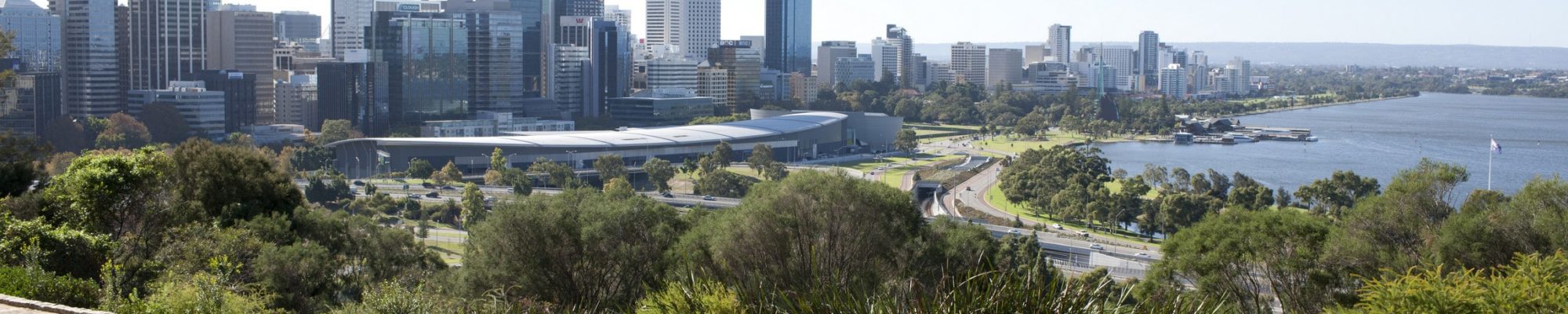 Un couple allongé sur l'herbe oberve le paysage urbain en Australie