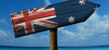 Panneau sur une plage avec drapeau de l'Australie