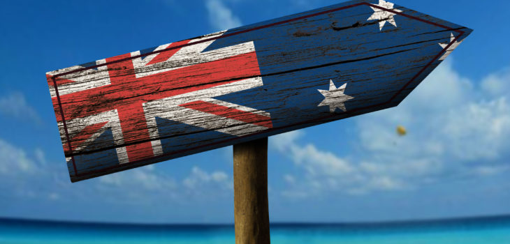Panneau sur une plage avec drapeau de l'Australie