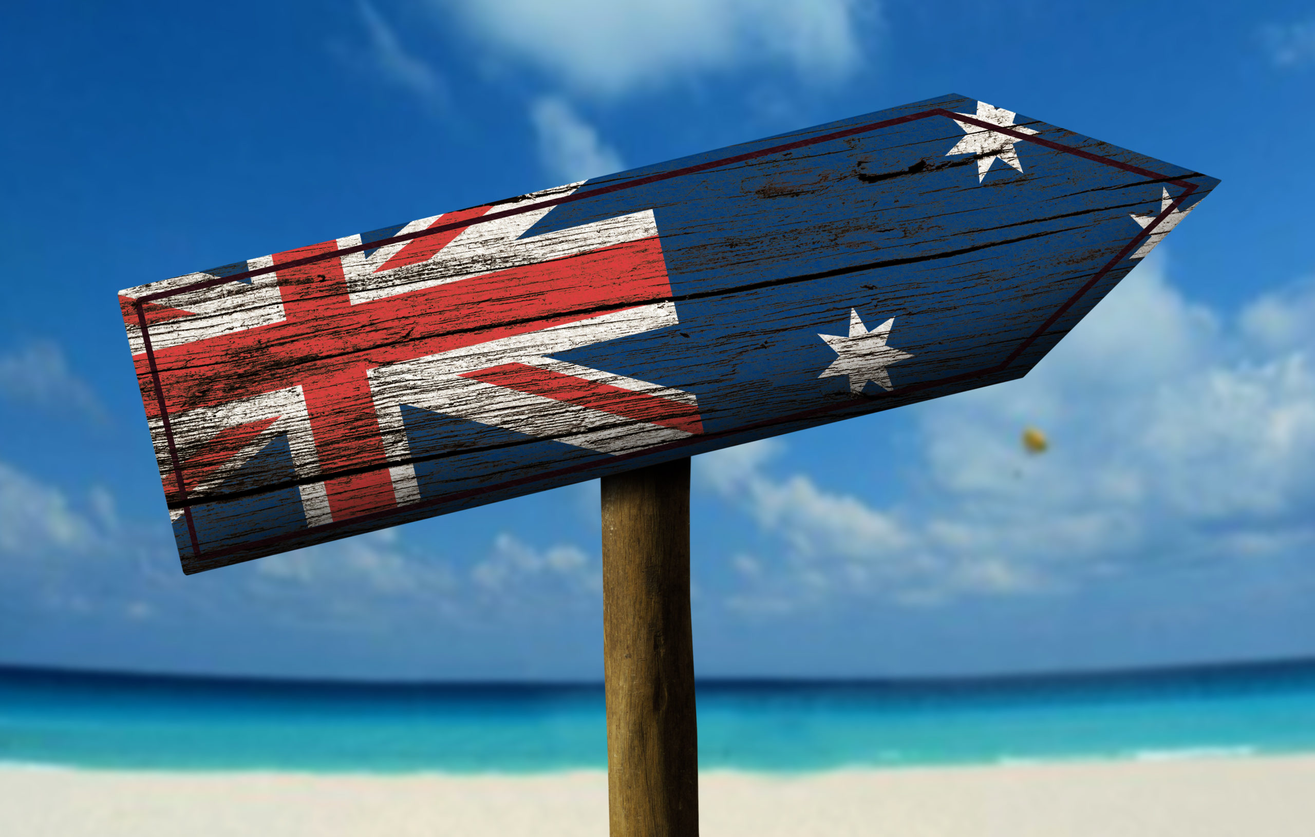 Panneau sur une plage avec drapeau de l'Australie