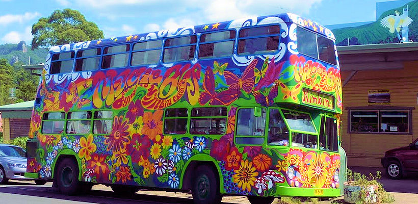 Bus de ville australien coloré avec des dessins