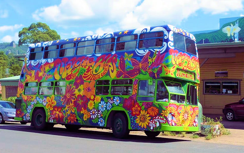 Bus de ville australien coloré avec des dessins