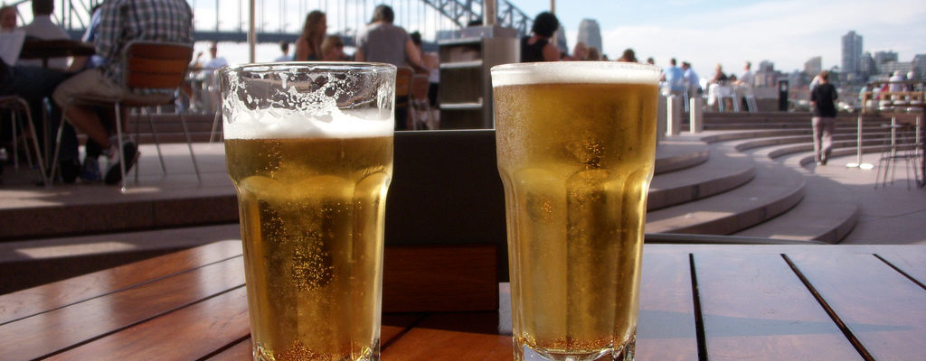 Deux verres de bières sur une table en bois