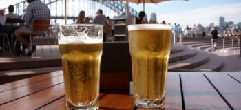 Deux verres de bières sur une table en bois