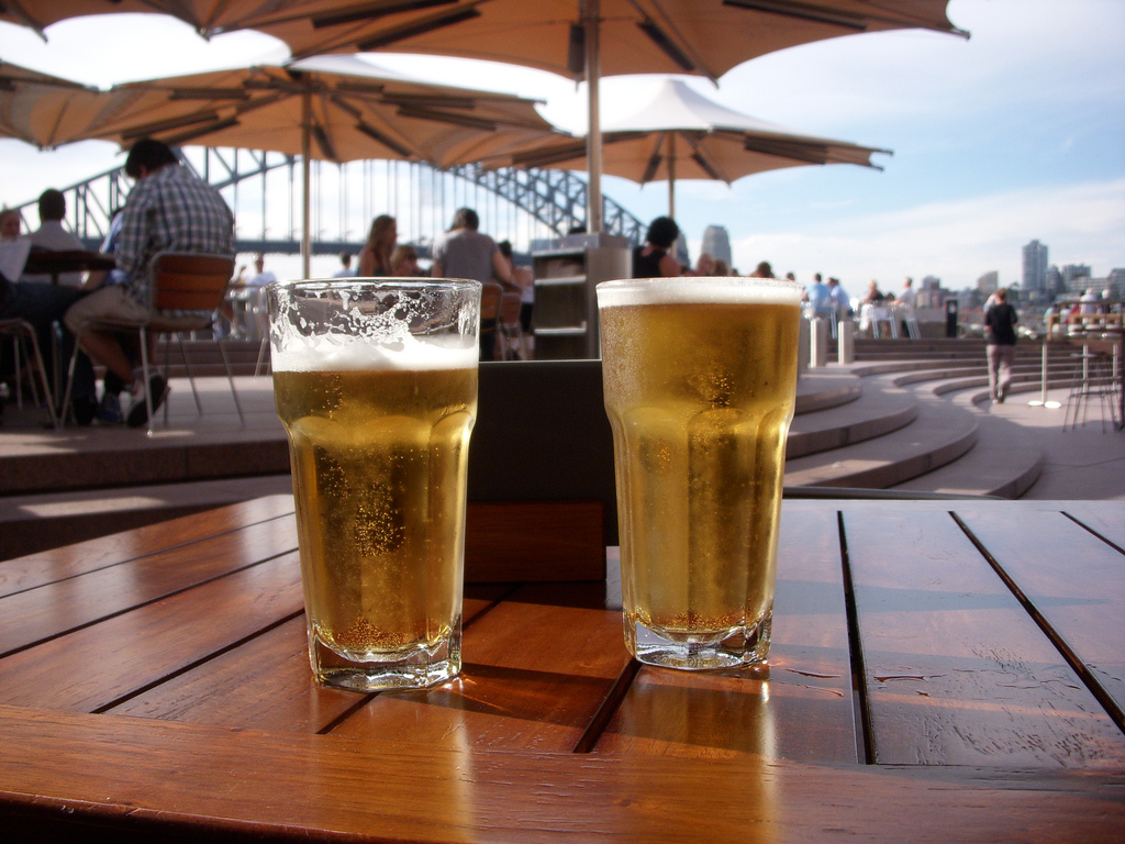 Deux verres de bières sur une table en bois
