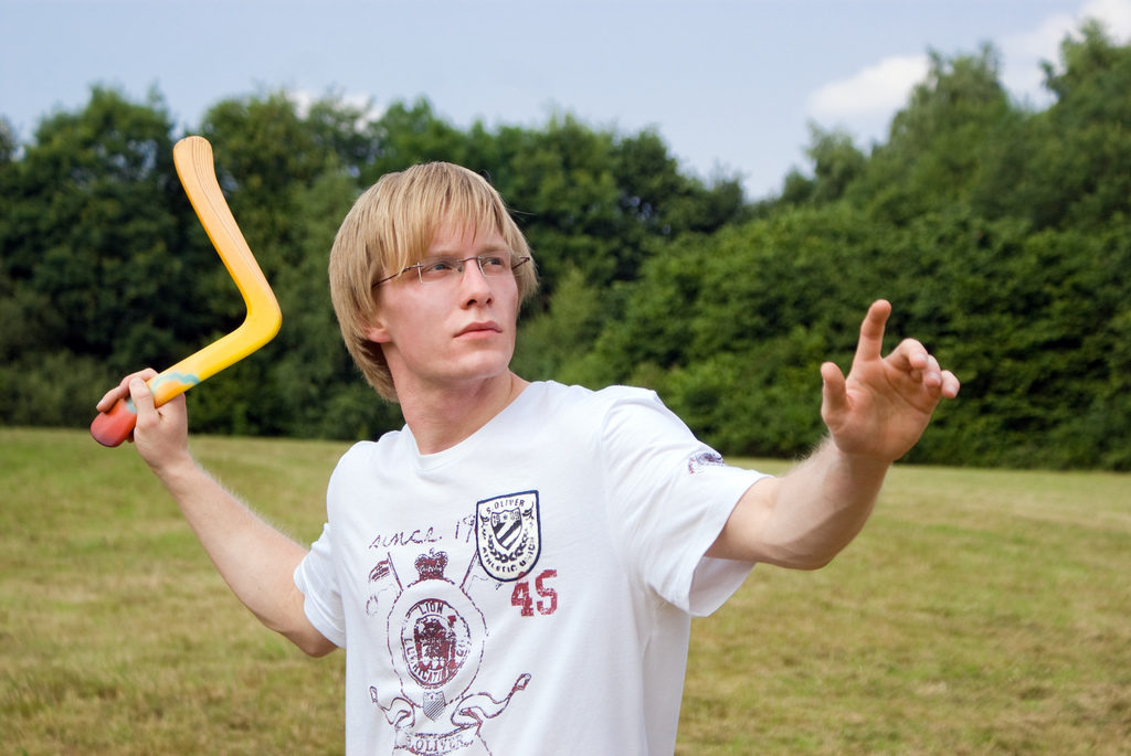 Un homme joue au boomerang