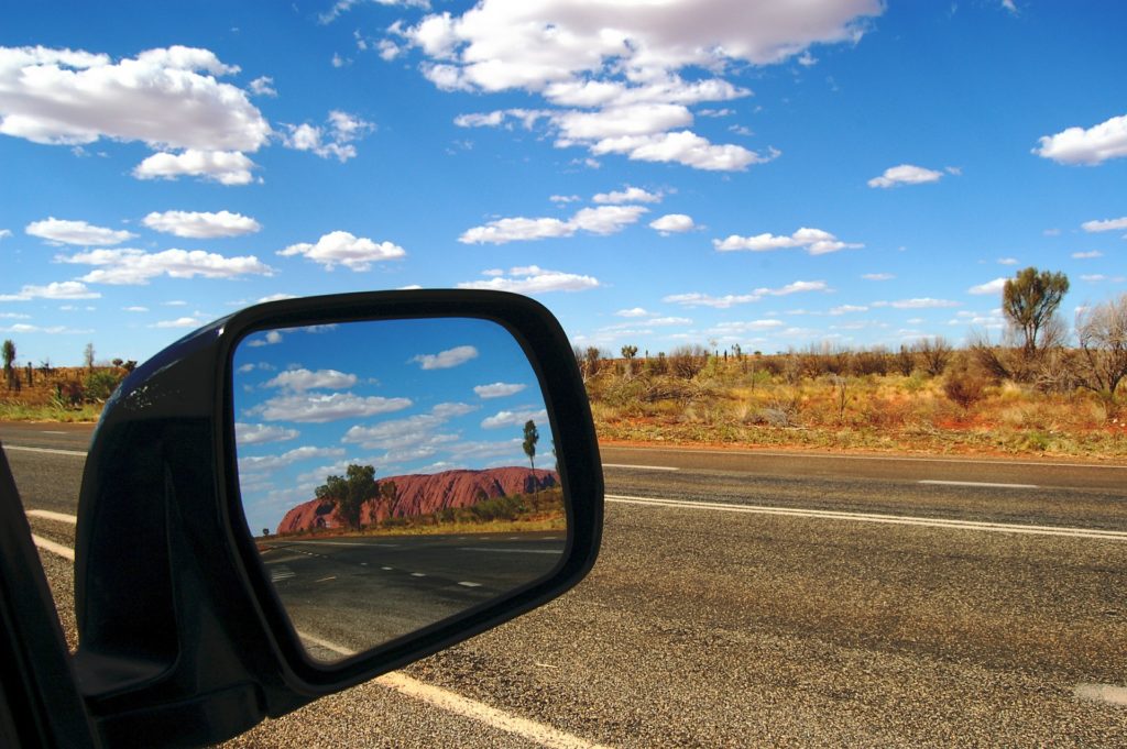 Relfet dans un rétroviseur sur la route Stuart Highway en Australie