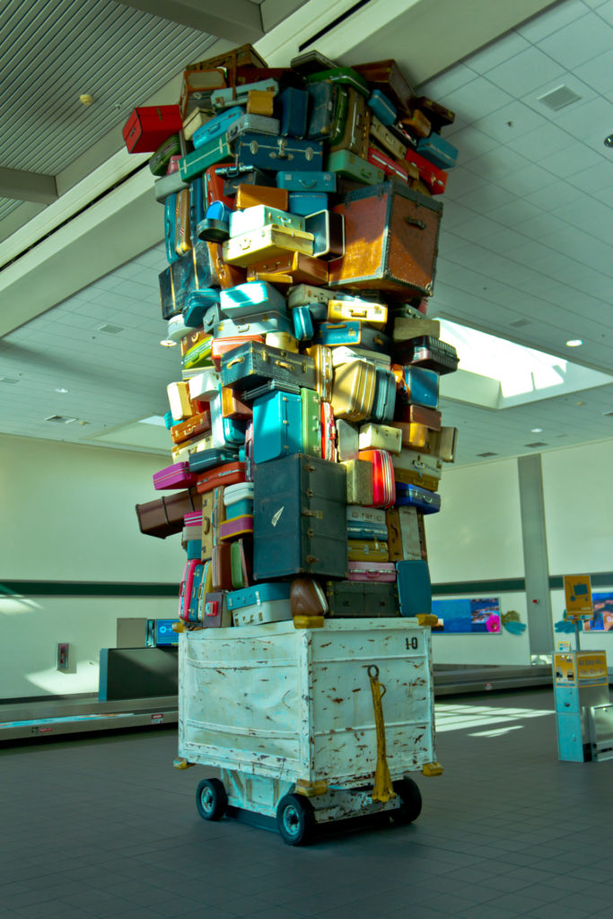 Une caisse d'aéroport remplie de valises