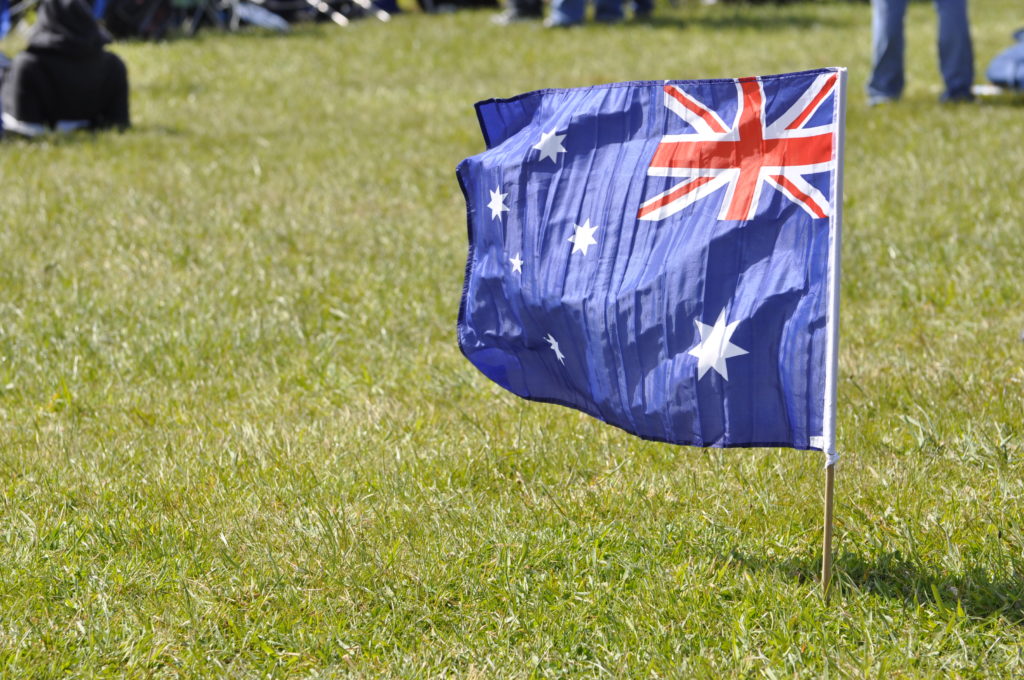 Drapeau de l'Australie planté dans l'herbe