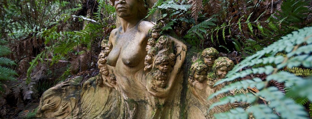 Statue d'une femme nue entourée de plantes en Australie