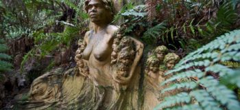 Statue d'une femme nue entourée de plantes en Australie