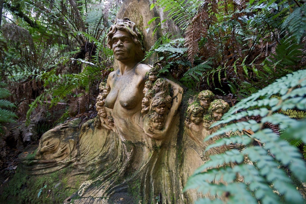 Statue d'une femme nue entourée de plantes en Australie