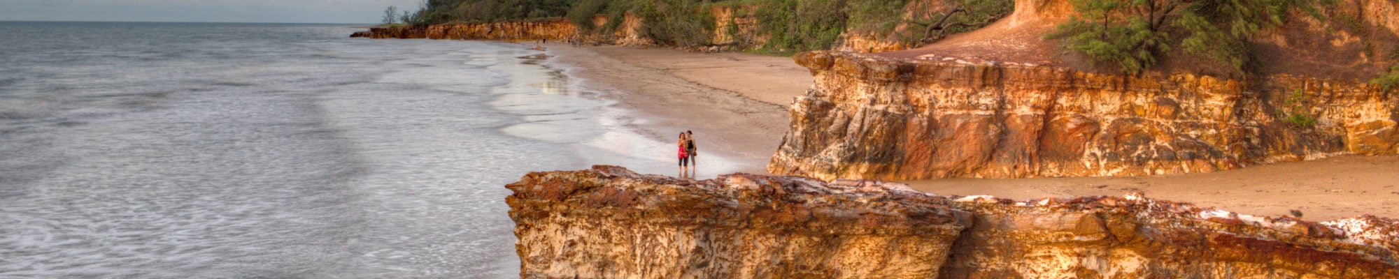 Une plage et une falaise à Darwin en Australie