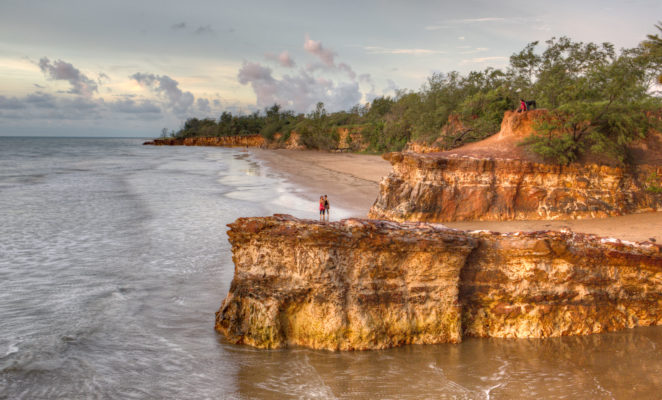 Une plage et une falaise à Darwin en Australie