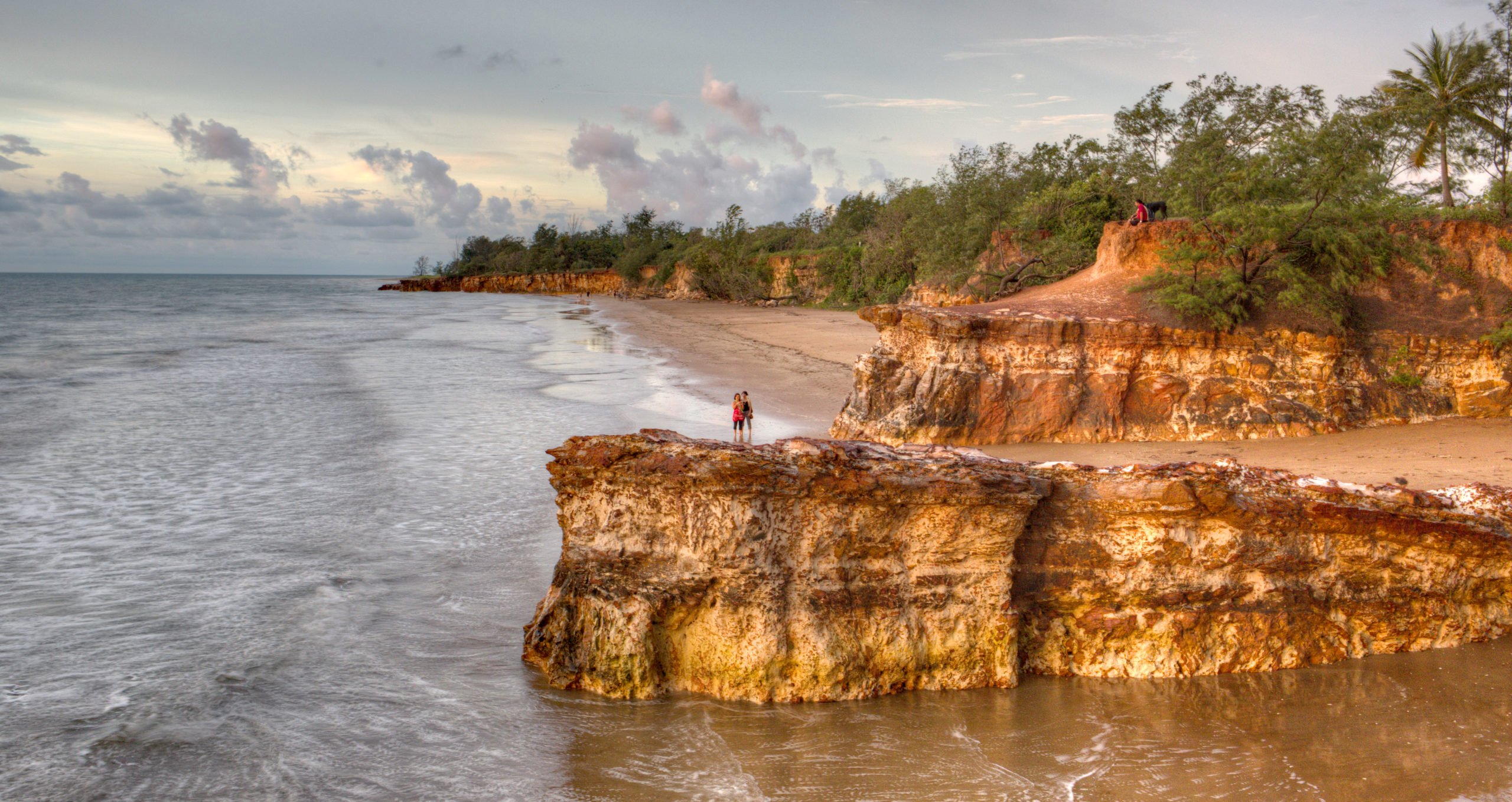 Une plage et une falaise à Darwin en Australie